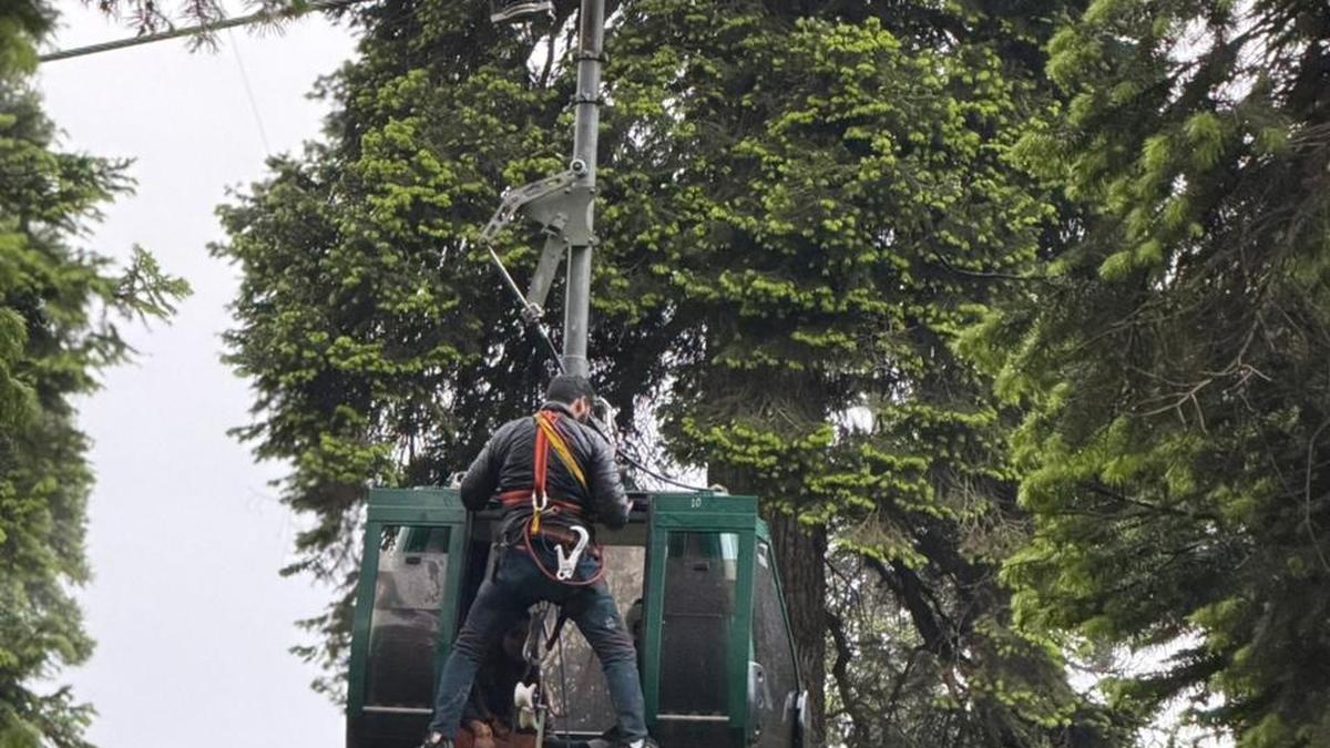 Over 300 tourists stranded in Gulmarg’s high-altitude cable cars rescued