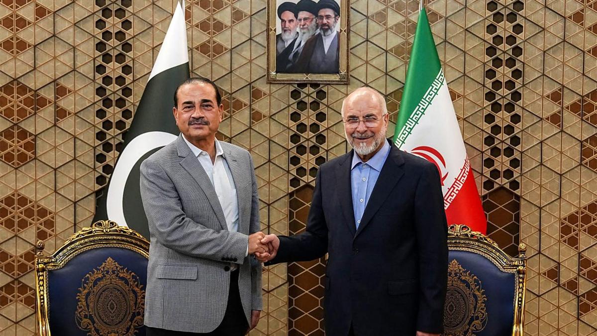 Pakistan Army Chief in talks with Iran’s Foreign Minister | LIVE