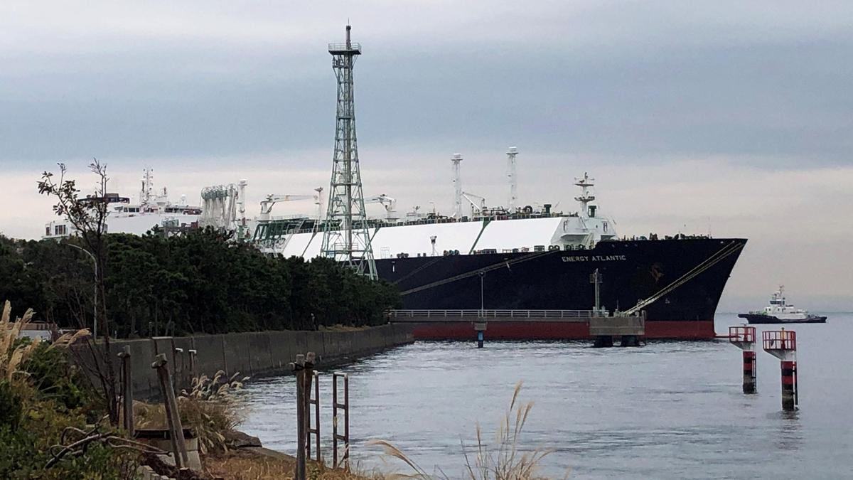Qatar brings LNG tankers into Hormuz despite shipping slowdown