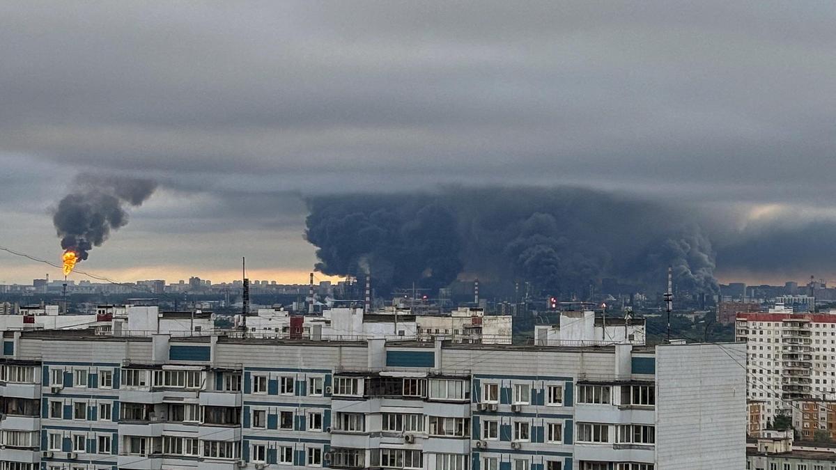 Ukraine hits Moscow oil refinery, disrupting commercial flights in major drone attack