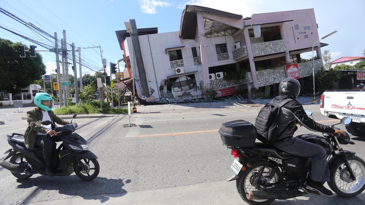 Philippine town seeks immediate airlift of food to ease hunger in quake-hit villages