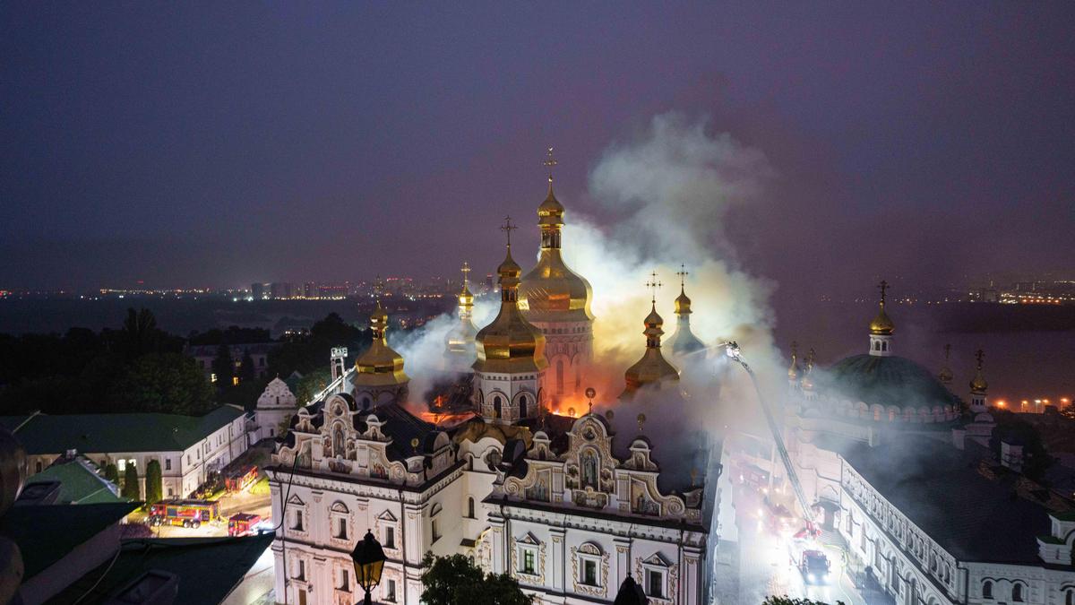Deadly strikes on Ukraine leave Kyiv cathedral in flames