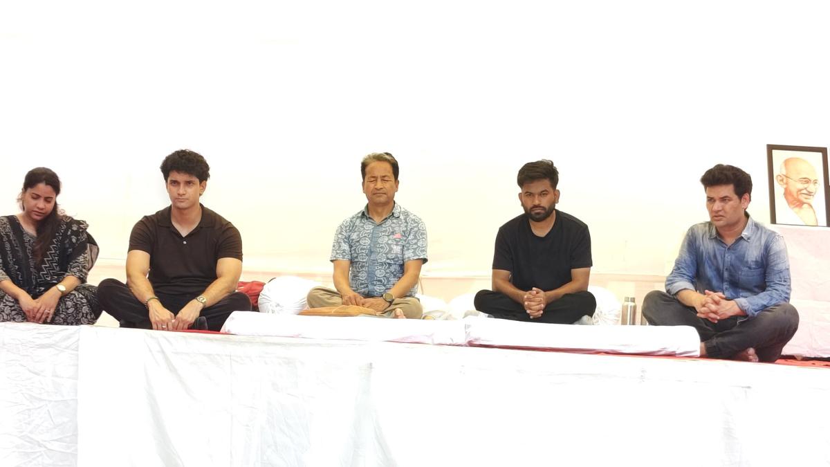 Sonam Wangchuk begins hunger strike at Jantar Mantar, six students join