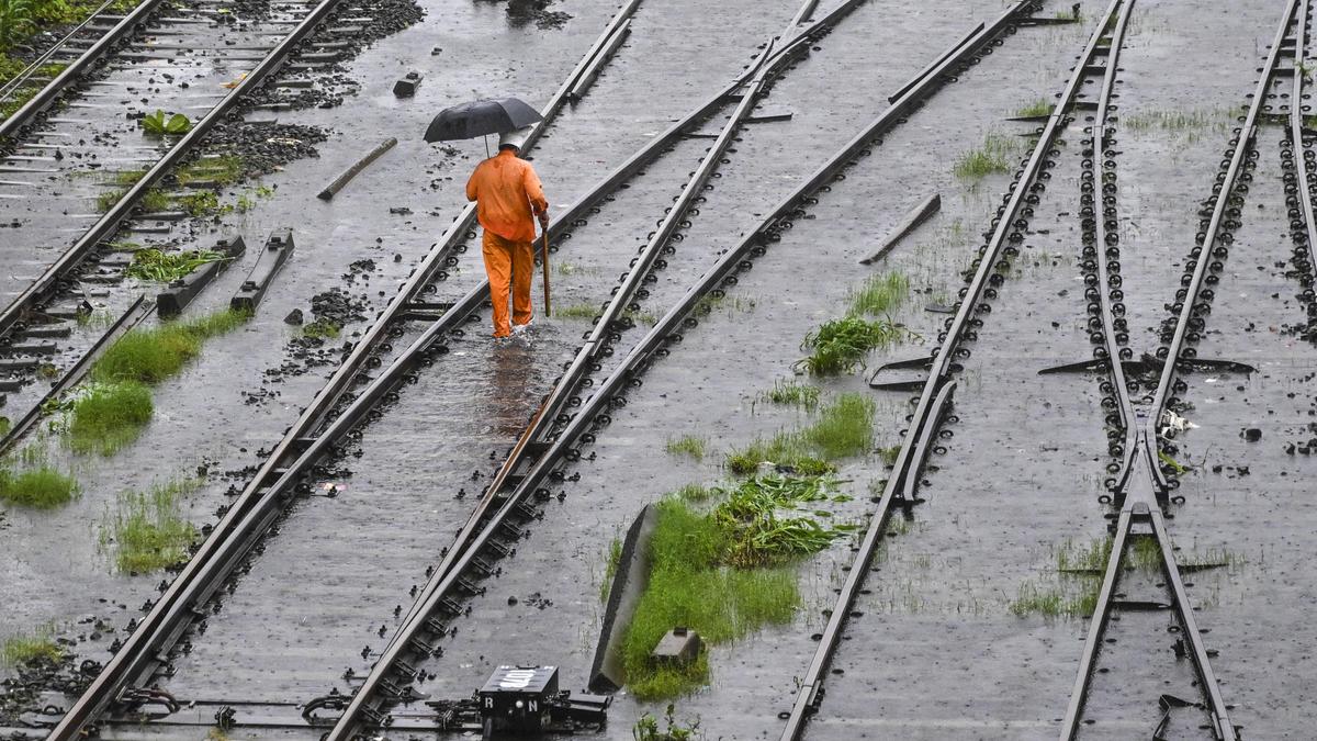 BMC declares holiday for all Mumbai schools and colleges in today, as heavy rains to continue | Monsoon LIVE updates