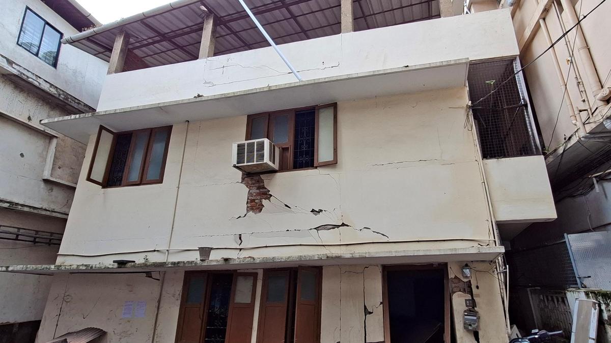 Building tilt prompts Kochi Corpn. to seek mandatory licence