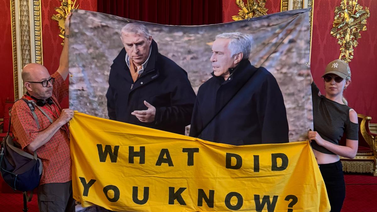 Republican group unfurls Andrew-Epstein banner in Buckingham Palace