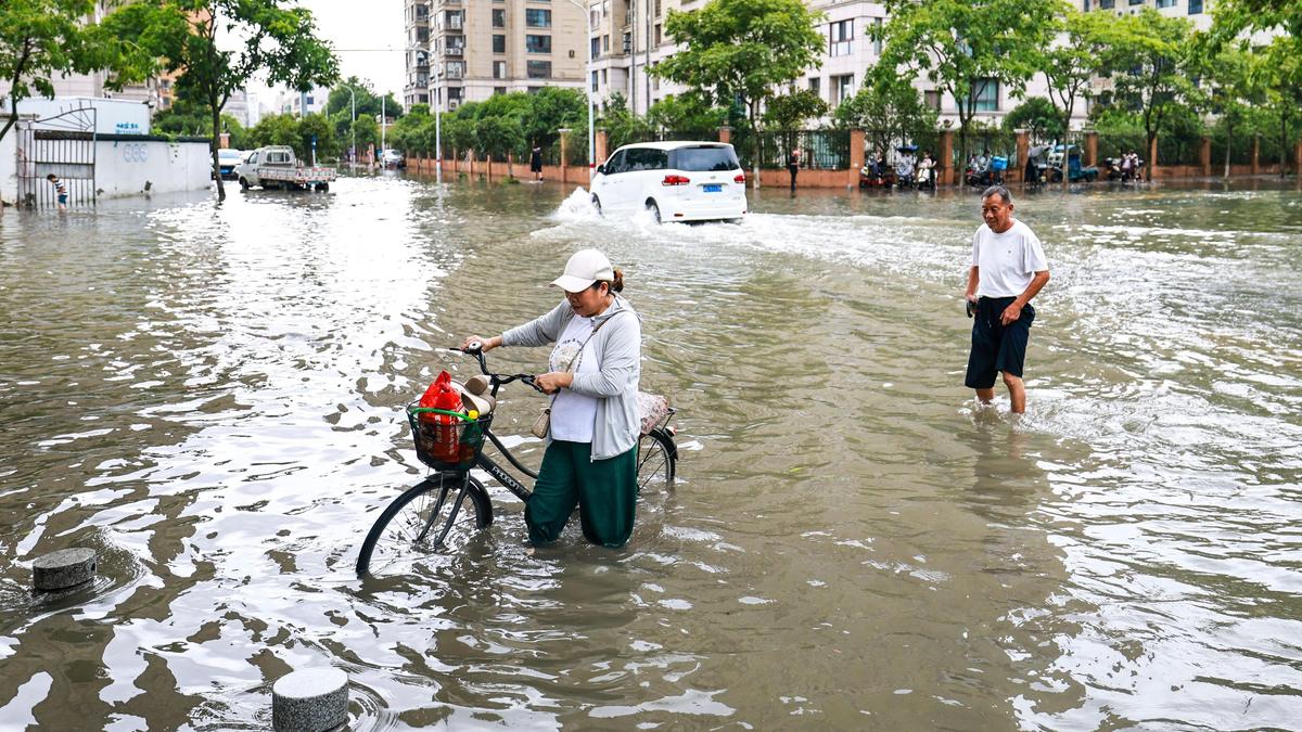 Heavy floods submerge roads, vehicles in northern China