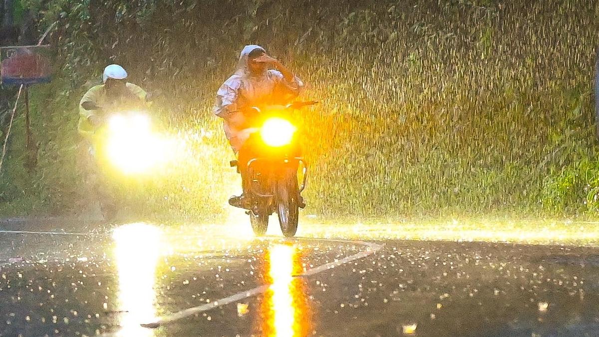 Heavy rain continues in Kerala, red alert for four districts on August 7