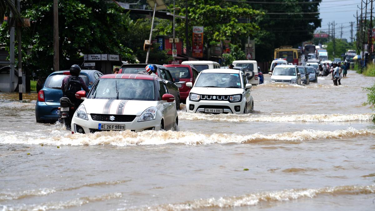 Flood fury eases in Pathanamthitta district in Kerala, Upper Kuttanad still under siege